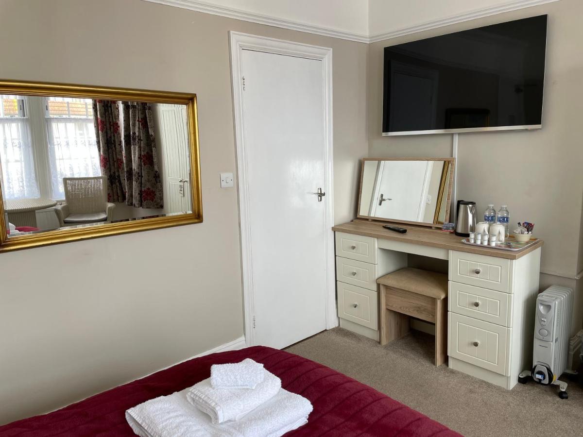 The Sandrock Clacton-on-Sea Exterior foto